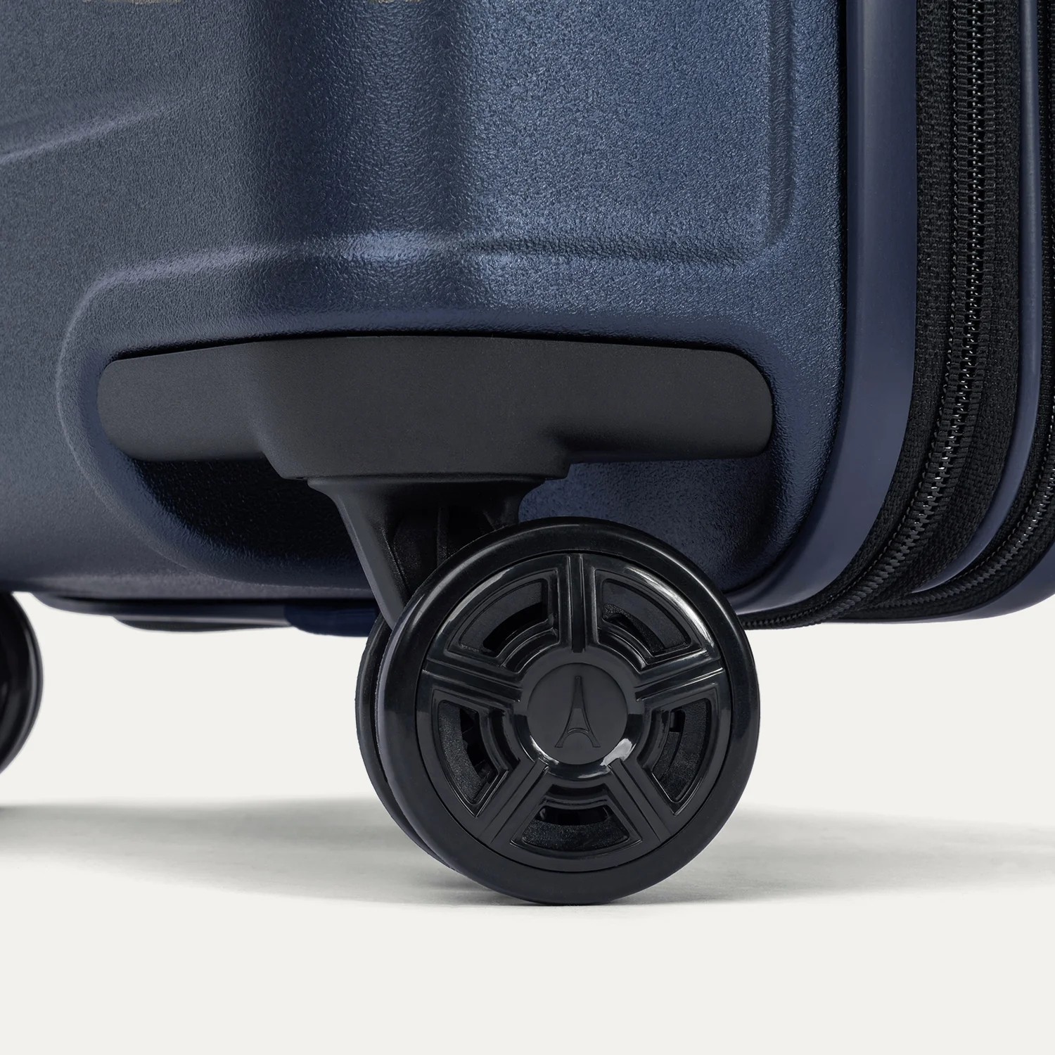 Platinum® Elite Medium Check-In Hardside Spinner - Image 22